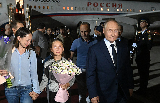 Vyjeveně vylezly v Moskvě. Děti agentů netušily, že jsou Rusové a kdo je Putin