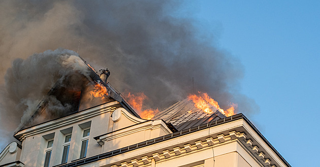 Ve škole v Těšíně stále hoří, hasiči nacházejí pořád nová ohniska