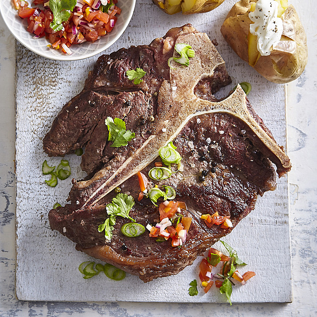 Pečený T-bone steak s rajčatovou salsou