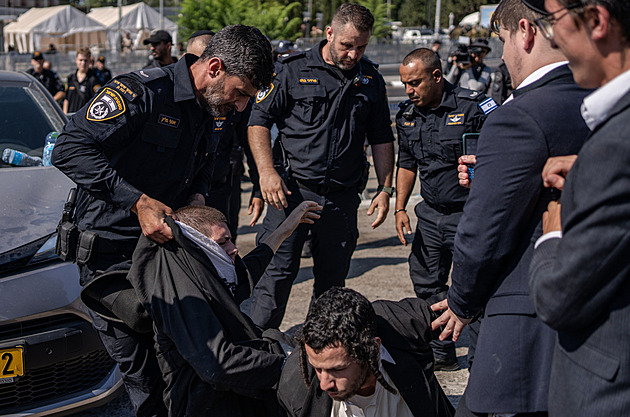 Stovky ultraortodoxních židů se střetly s policí, protestují proti odvodům