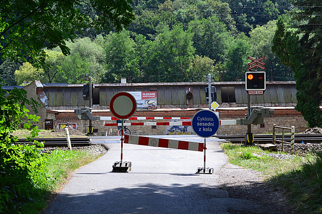 Železničáři upravují přejezd v Chocni, kamion na něm uvázl už v roce 2016