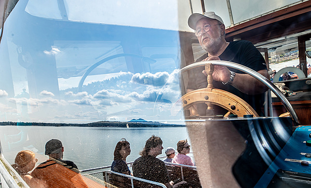 Po vodě se mu v důchodu stýskalo. Kapitán velkých lodí brázdí Máchovo jezero