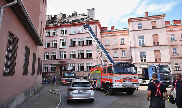 S rozebíráním střech v Těšíně pomáhají jeřáby, škoda bude v desítkách milionů