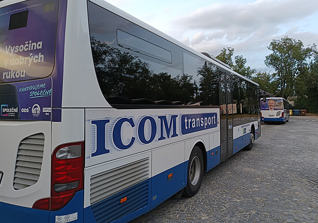 Autobusy dopravní spolenosti ICOM transport na jihlavském autobusovém nádraí....