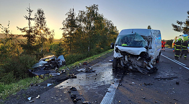 U Koclířova se střetly tři vozy, policii k vážné nehodě přivolaly chytré hodinky