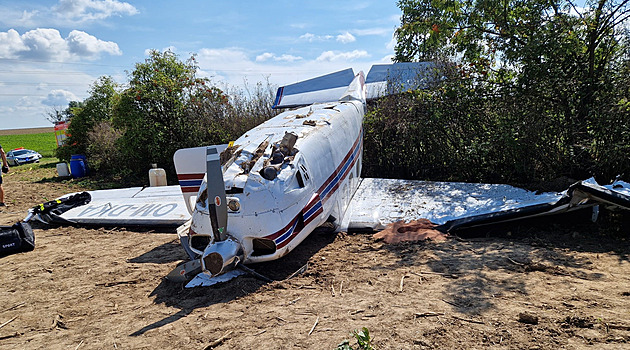 U Nového Jičína nouzově přistálo malé letadlo, pilot stroj převrátil