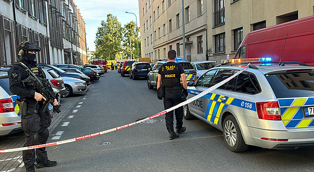 Na Vinohradech zasahuje policie. Muž hrozil ženě zabitím, na místě je vyjednavač