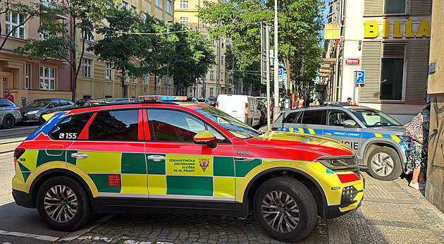 Na Vinohradech hrozil muž ženě zabitím, držel ji jako rukojmí. Policie ho zadržela