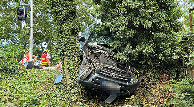 V Liboci se střetl vlak s autem, řidič je v péči lékařů. Trať na Kladno stojí