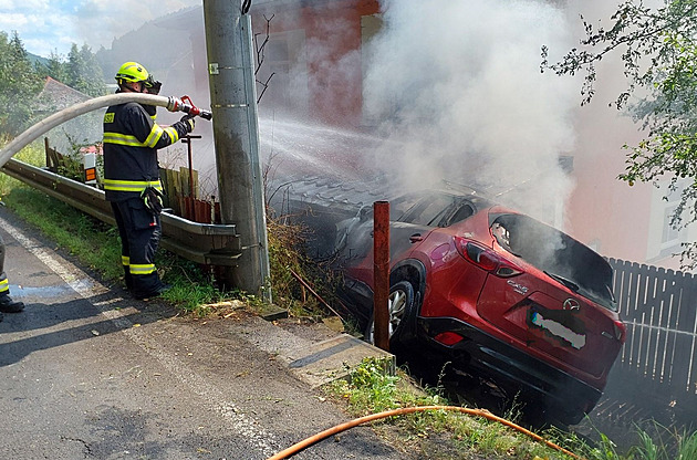 Auto narazilo do domu a začalo hořet, zraněná řidička stihla vylézt