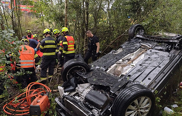 Osobní automobil vyletl z dálnice D6 a skonil na stee. Posádku museli...