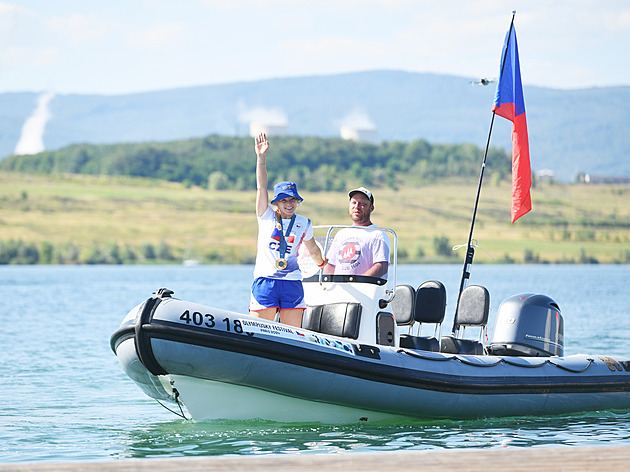 Siniaková přijela na člunu a vyměnila si vzkaz s Macháčem. Pochlapil se, říká