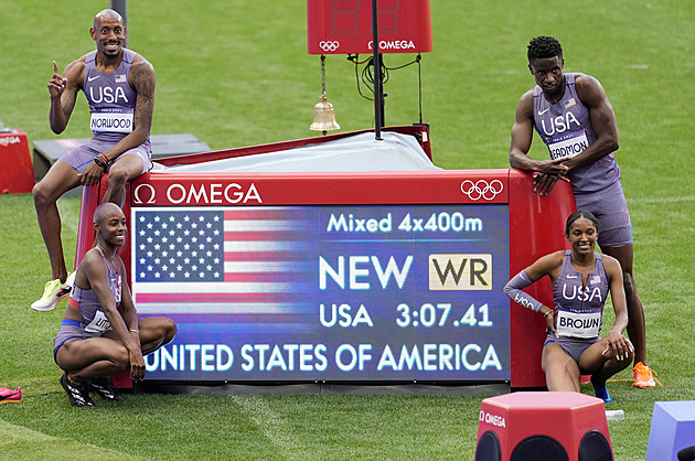 Američtí čtvrtkaři vytvořili světový rekord, koulař Staněk postoupil do finále