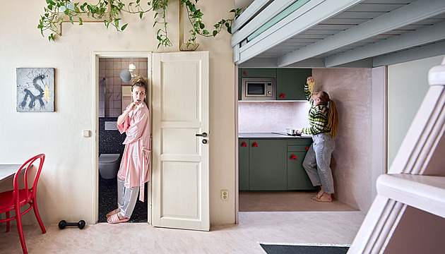 Na pouhých 17 metrech čtverečních vytvořili unikátní pohodlný byt