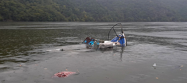 Na Slapech se s posádkou převrátila loď, záchranáři vylovili dvojici i psa