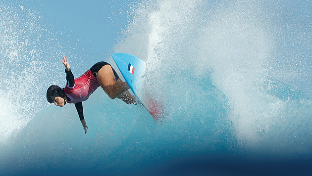 Olympijské soutěže na Tahiti se opět rozběhly, surfing pozná nové šampiony
