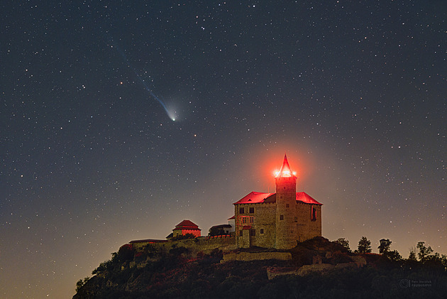 NASA vybrala jako snímek dne fotografii komety nad Kunětickou horou