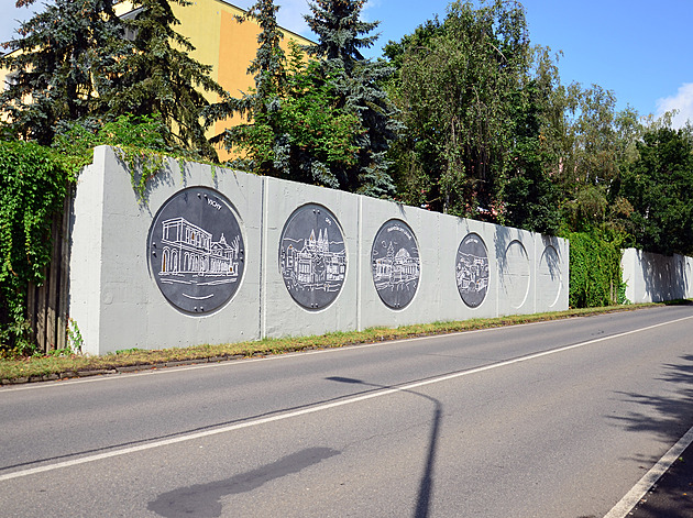 Šeď betonu v Mariánských Lázních oživily reliéfy na počest zápisu do UNESCO