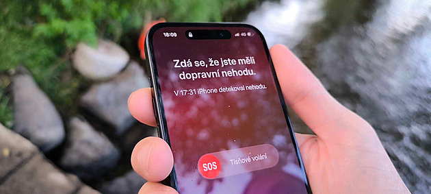 Z autentické fotky mobilu je patrné, e nehodu detekoval v 17:31 a hasii ho...