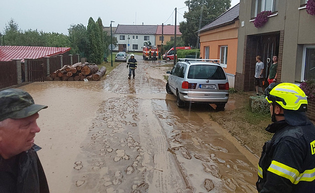 Poškozené střechy, polámané stromy. Olomoucký kraj zasáhly silné bouřky