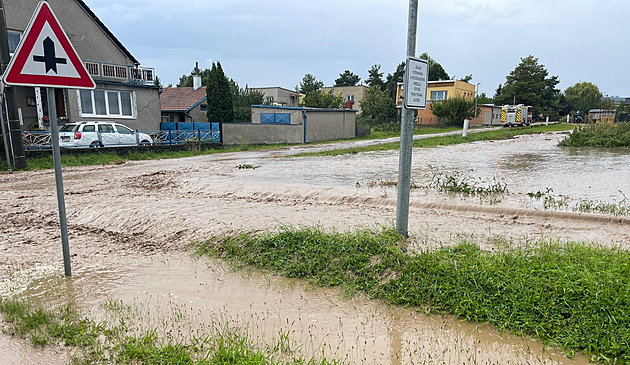 Poškozené střechy, polámané stromy. Olomoucký kraj zasáhly silné bouřky