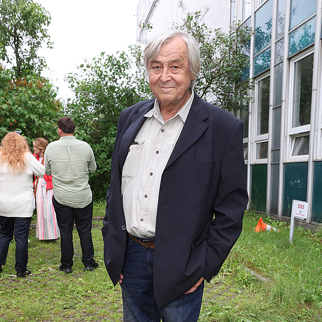 Kouřil jsem osmdesát cigaret denně. Zažil jsem třes rukou a stresy, říká Žák