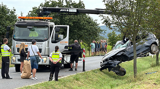 Řidička zemřela v autě převráceném na střechu, cestovaly s ní dvě děti