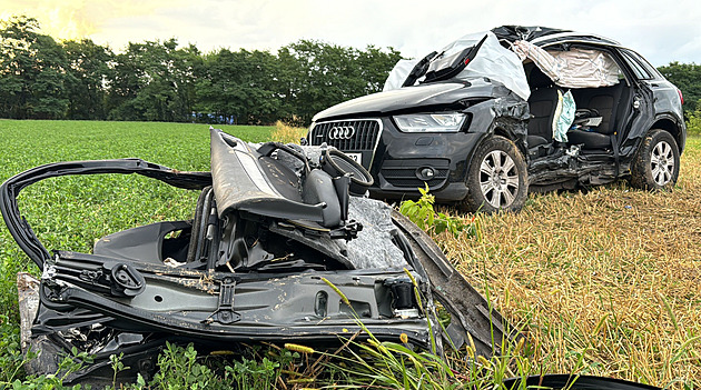 Osobní auto se na Mělnicku srazilo s náklaďákem. Řidič na místě zemřel