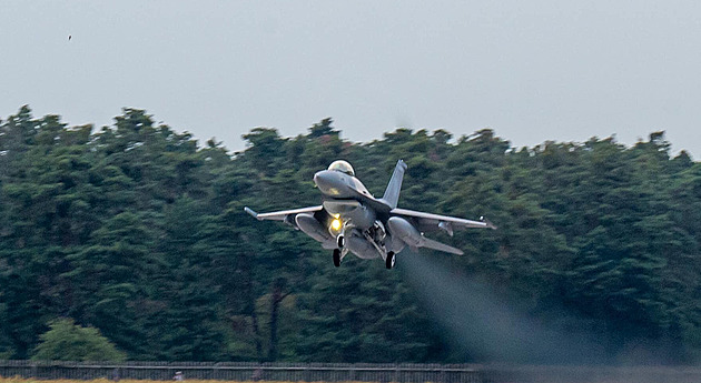 F-16 na ukrajinském nebi. První dodávka západních stíhaček situaci nezvrátí, pozitivní dopady ale mít může