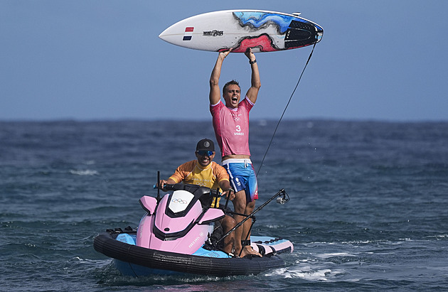 Surfing na Tahiti ovládli rodák Vaast a Američanka Marksová