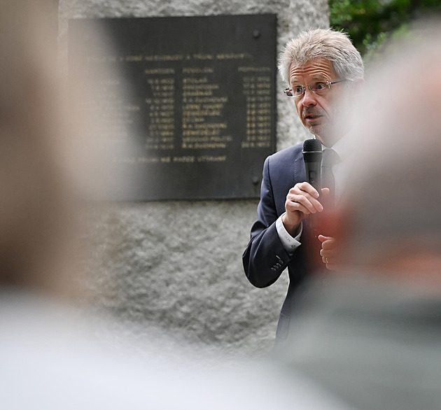 Vystrčil chce nové formy připomínky na oběti totality, pomocí i Stolpersteinů