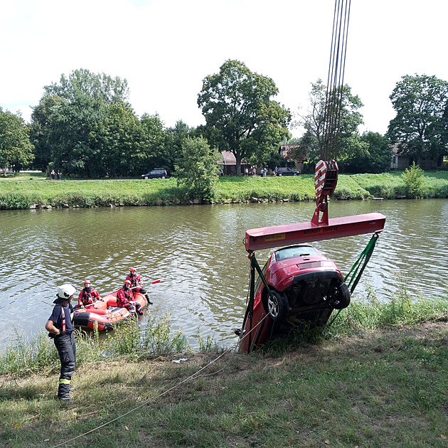 Řidič nezajistil auto, to mu sjelo do Labe. Utopený vůz vylovili hasiči