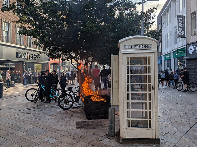 V Británii při protestech zadrželi 80 lidí. Rabovali obchody a házeli lahve