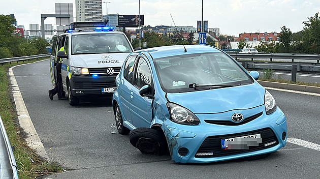 Opilý ujížděl od nehody, dokud mu neupadlo kolo. Usvědčila ho i placatka