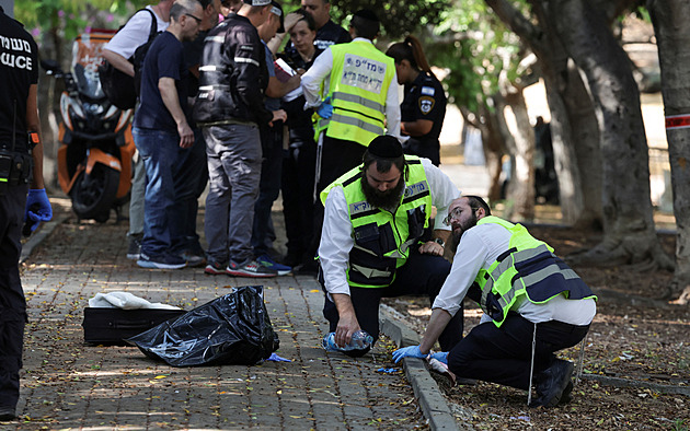 Palestinec u Tel Avivu pobodal seniorku, další tři lidi zranil. Policie ho postřelila