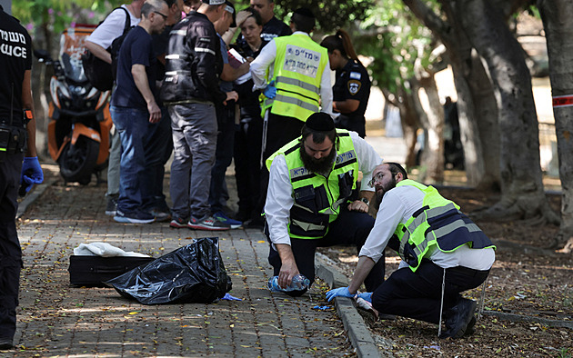 Palestinec u Tel Avivu ubodal dva lidi, další zranil. Policie ho postřelila