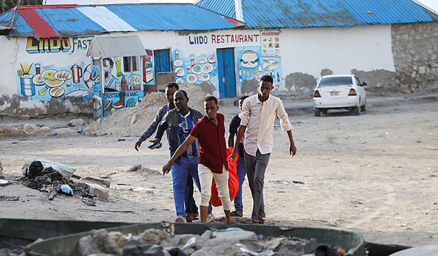 Do hotelu v somálském Mogadišu vtrhli teroristé, na pláži postříleli desítky lidí