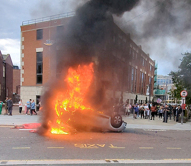 Násilí, požáry a chaos. Protesty ovládly britská města, přibývá zraněných