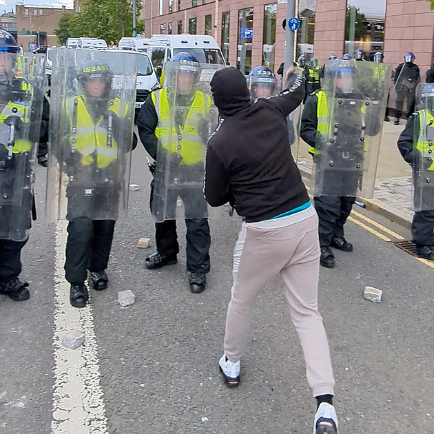 Násilí, požáry a chaos. Protesty ovládly britská města, přibývá zraněných