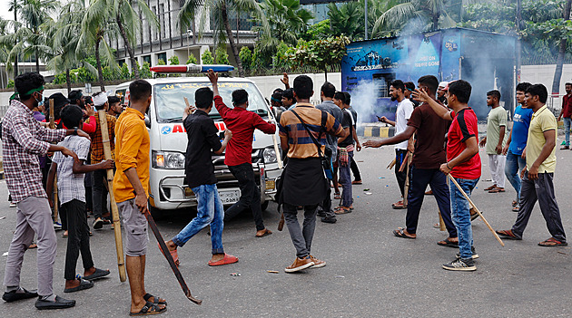 Situaci v Bangladéši se nedaří uklidnit. Při protestech zemřelo už přes sto lidí