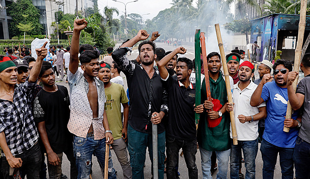 V Bangladéši protestovali proti vládě, zemřelo přes 95 lidí, včetně policistů