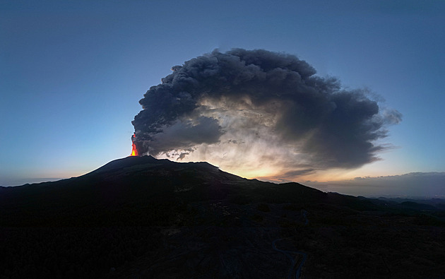 Etna poněkud zneklidnila, na Sicílii raději omezili letecký provoz