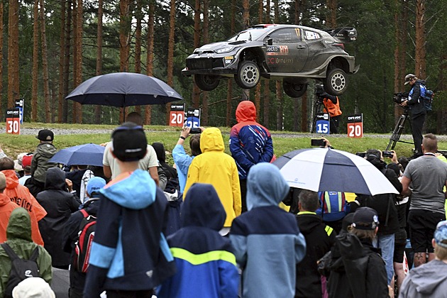 Těsně před koncem lídr Rovanperä havaroval, ve Finsku tak vyhrál Ogier