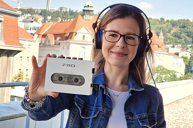 Zbrusu nový „walkman“ chce muziku na kazetách zpřístupnit mladé generaci