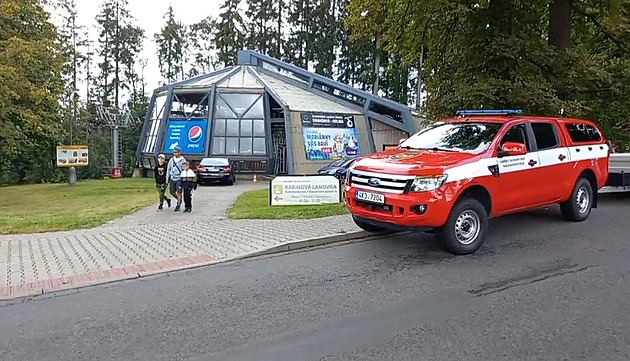 Z neznámých důvodů stojí lanovka v M. Lázních. Hasiči evakuovali 17 lidí