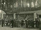 Pohled na Zwinger (postaven 1909) obklopen nvtvnky.