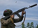 Ruský voják st�ílí z pu�ky na vzdu�ný cí na frontové linii u m�sta Avdijivka na...