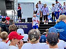 Prezident Petr Pavel dorazil i s manelkou Evou na Olympijsk festival u jezera...