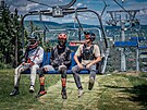 Bikepark Lipno nabz dv trasy. Cyklisty a kola vyveze na kopec Promendn...