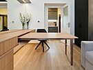 Zadáním byl i velký jídelní st�l pro posezení s p�áteli.